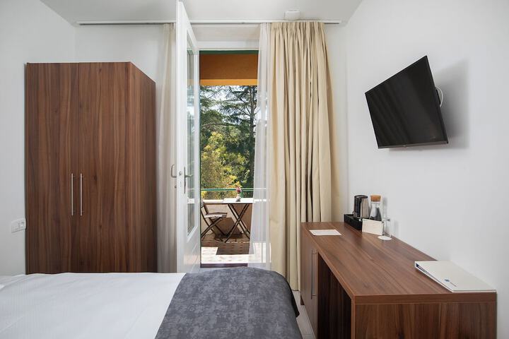 Room 27 of 83