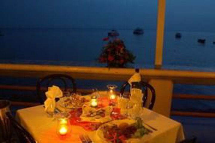 Dining 15 of 19