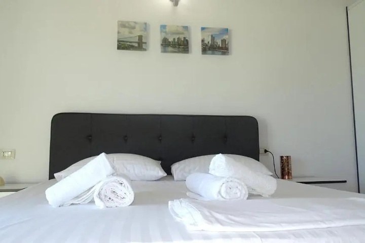 Room 2 of 5