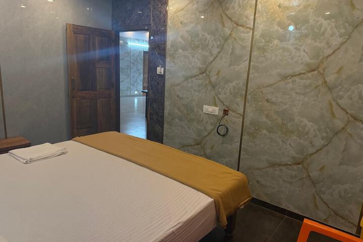 Room 5 of 11