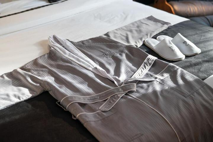 1 King Bed (1 of 6)