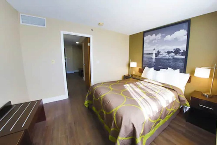 1 King Bed (2 of 15)