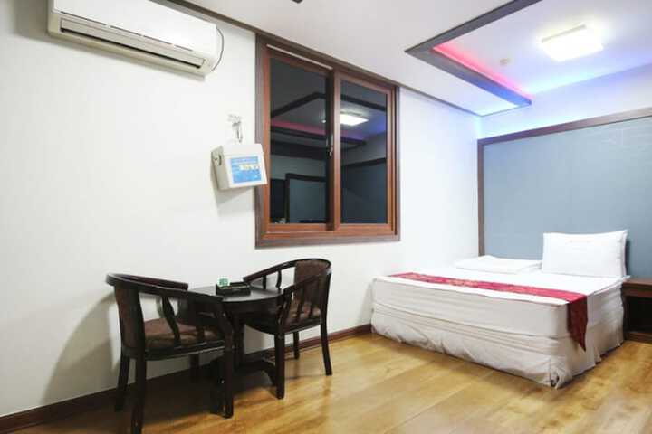 Room 3 of 18
