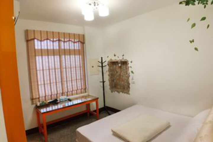 Room 10 of 33