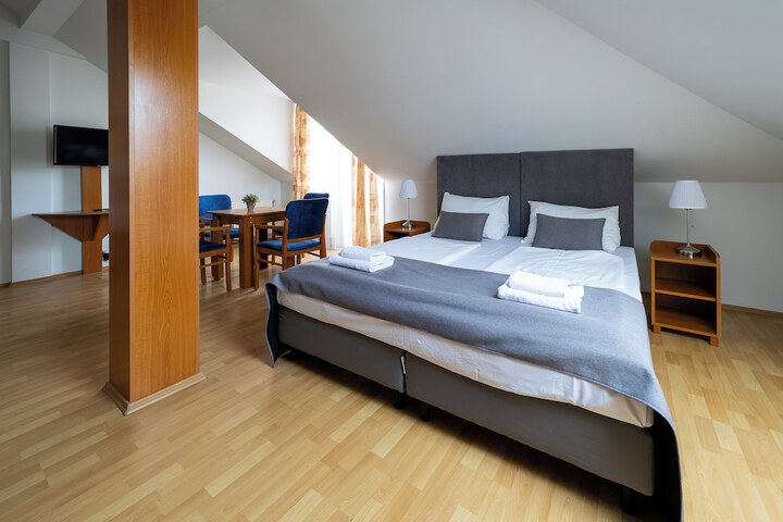 Room 33 of 60