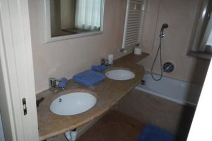 Room 4 of 16