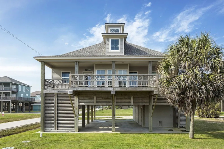 Exterior of The Mermaid Lounge 3 Bedroom Home