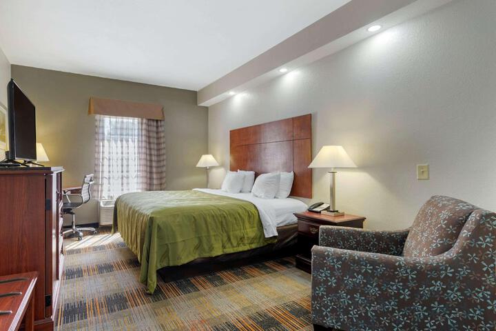 1 King Bed (4 of 18)