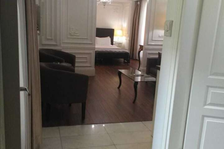 Room 4 of 10