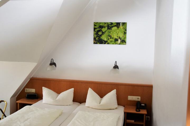 Room 9 of 16