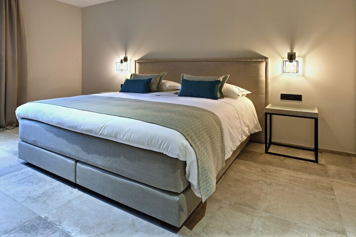 Room 27 of 68