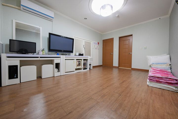 Room 5 of 25