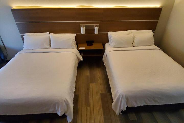 1 Queen Bed (3 of 11)