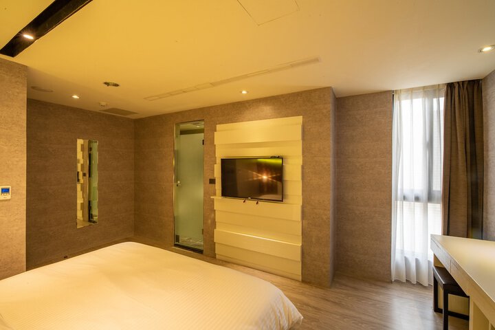 Room 12 of 32