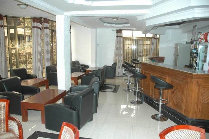 Lounge 34 of 49