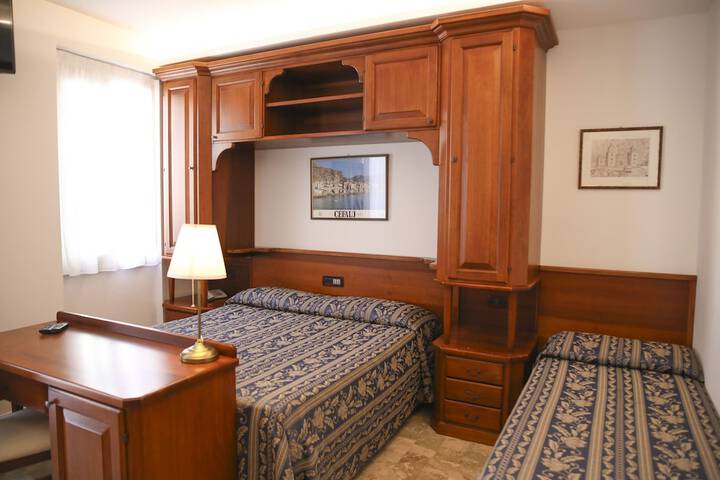 Room 13 of 37