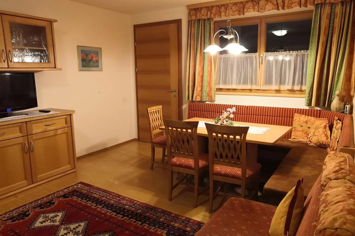 Room 4 of 16