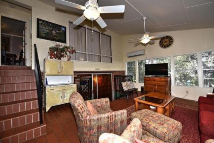 Comal Cottage on Union #291 in New Braunfels, TX