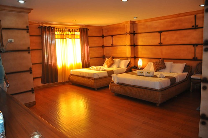 Room 10 of 33