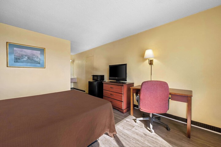 1 King Bed (12 of 13)