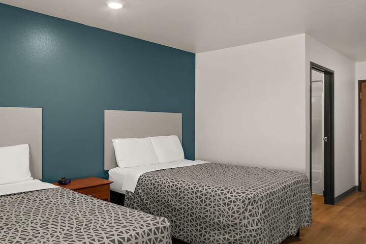 2 Double Beds (4 of 6)