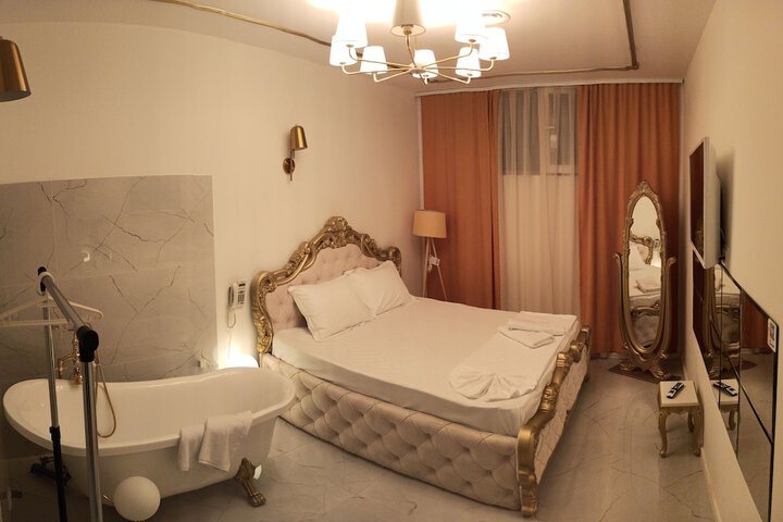 Room 4 of 80