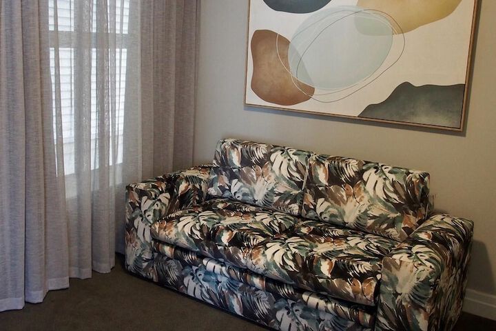 Room 102 of 370