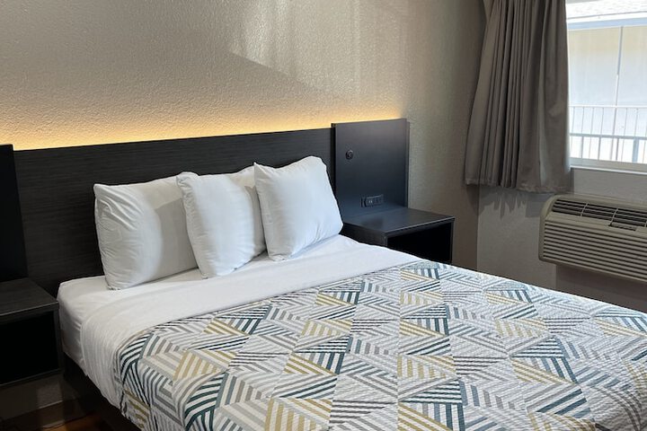 1 Queen Bed (11 of 17)