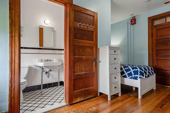 Room 28 of 63