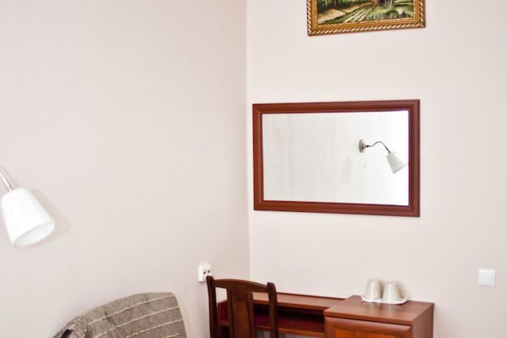 Room 6 of 10