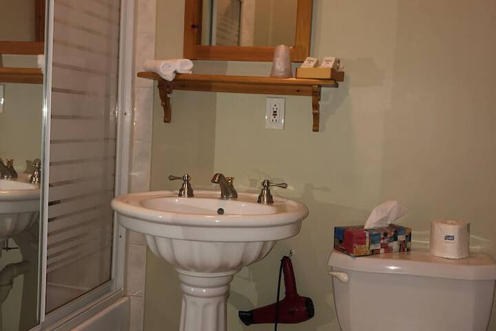 1 Queen Bed (23 of 43)