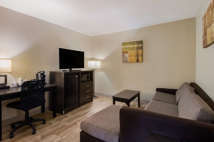 1 Queen Bed High Speed Internet Accessible Microwave and Refrigerator LCD Television Chair with Ottoman Full Breakfast (5 of 15)