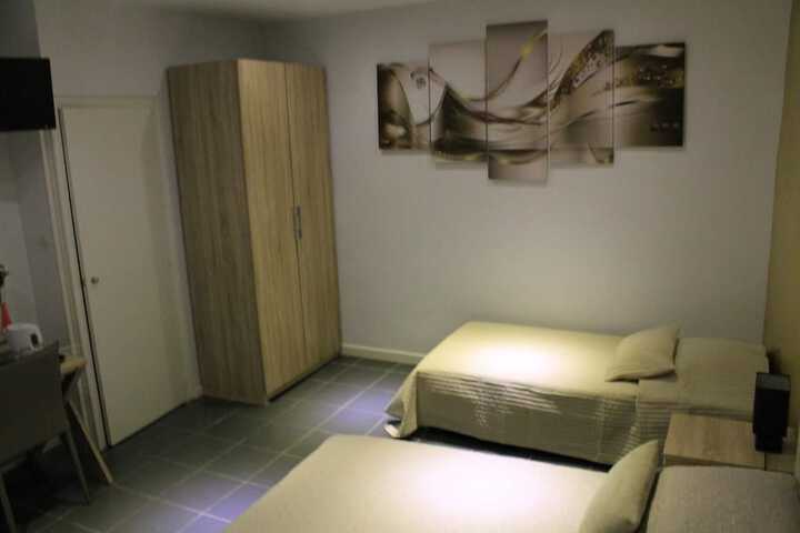 Room 8 of 28
