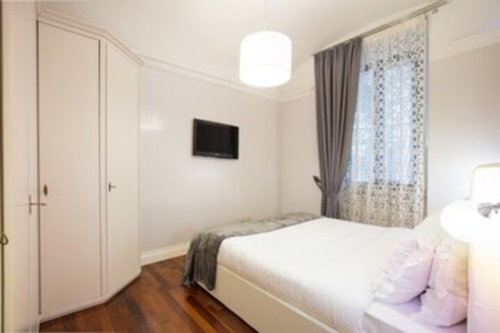 Room 12 of 20
