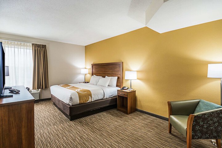 1 King Bed (10 of 16)