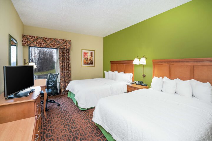 2 Queen Beds (1 of 6)