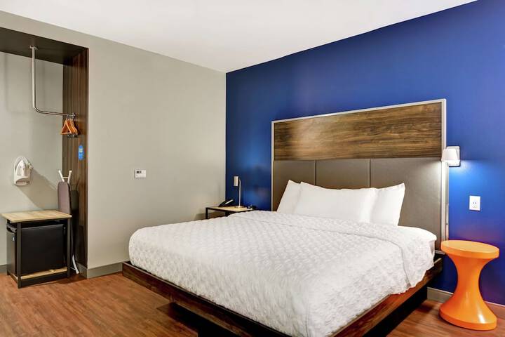 1 King Bed (11 of 12)