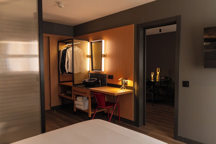 Room 32 of 77
