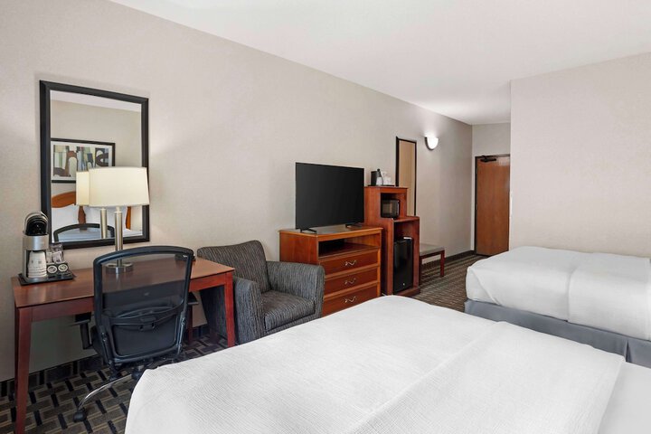 2 Queen Beds Desk Microwave, Refrigerator WiFi Full Breakfast (10 of 10)