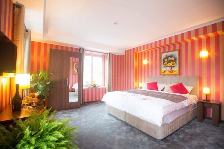 Room 11 of 28