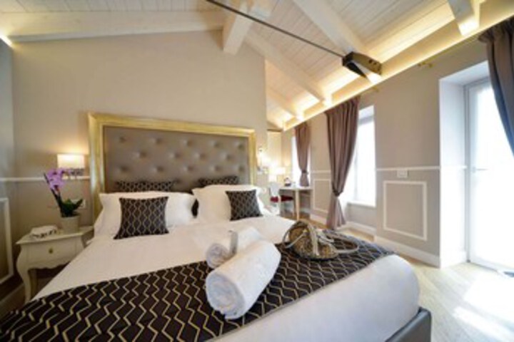 Room 17 of 28