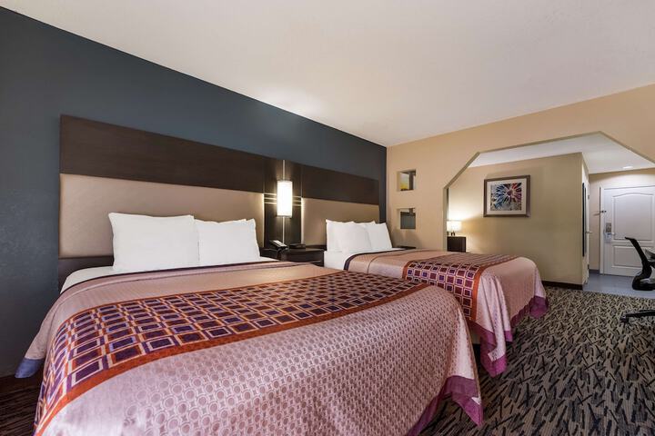 2 Queen Beds Microwave and Refrigerator WiFi Full Breakfast (3 of 15)