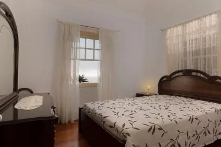 Room 6 of 16