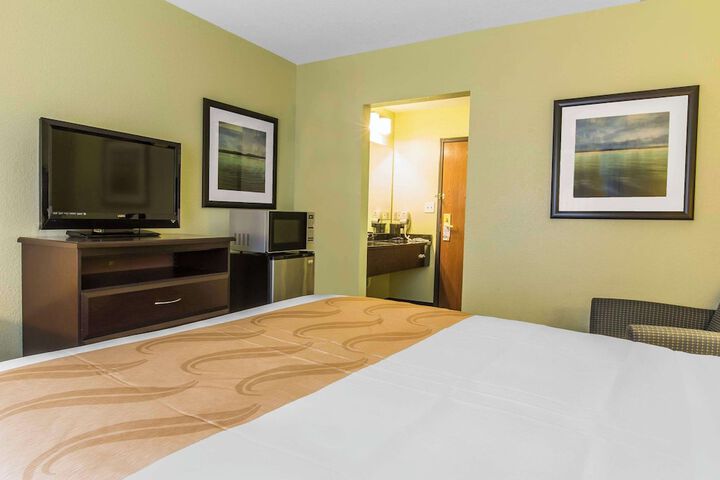 1 Queen Bed (10 of 10)