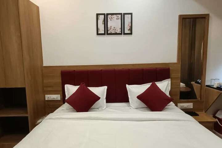 Room 10 of 28