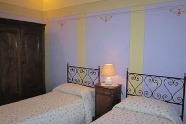 Room 13 of 33