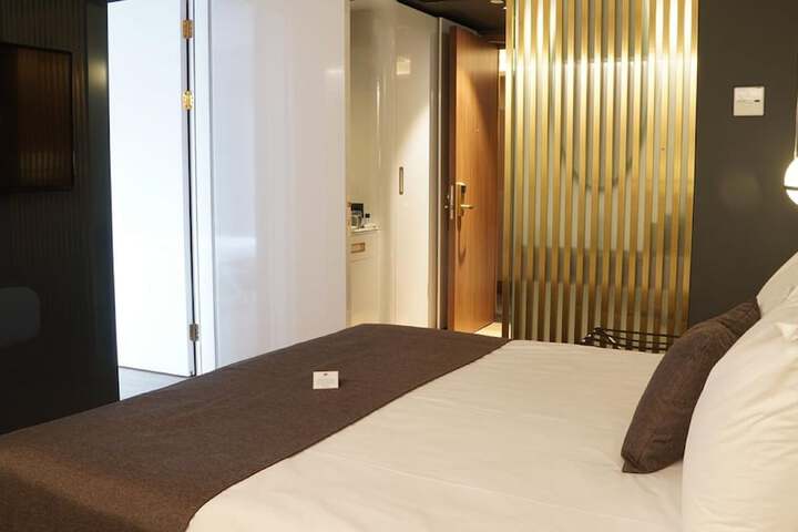 Room 25 of 104