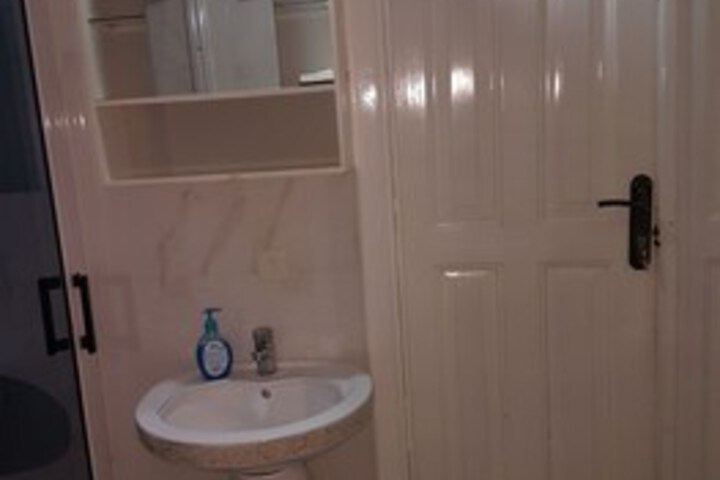 Room 4 of 16