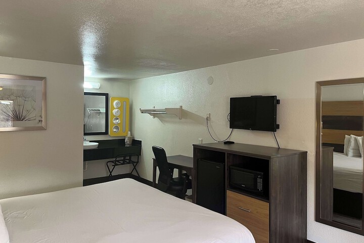 Room 10 of 28