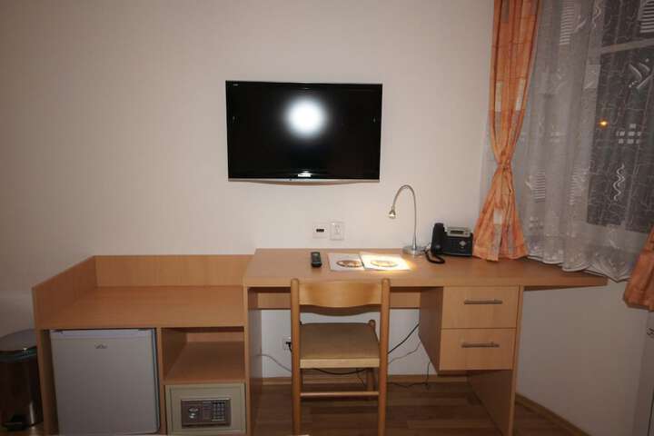 Room 9 of 38